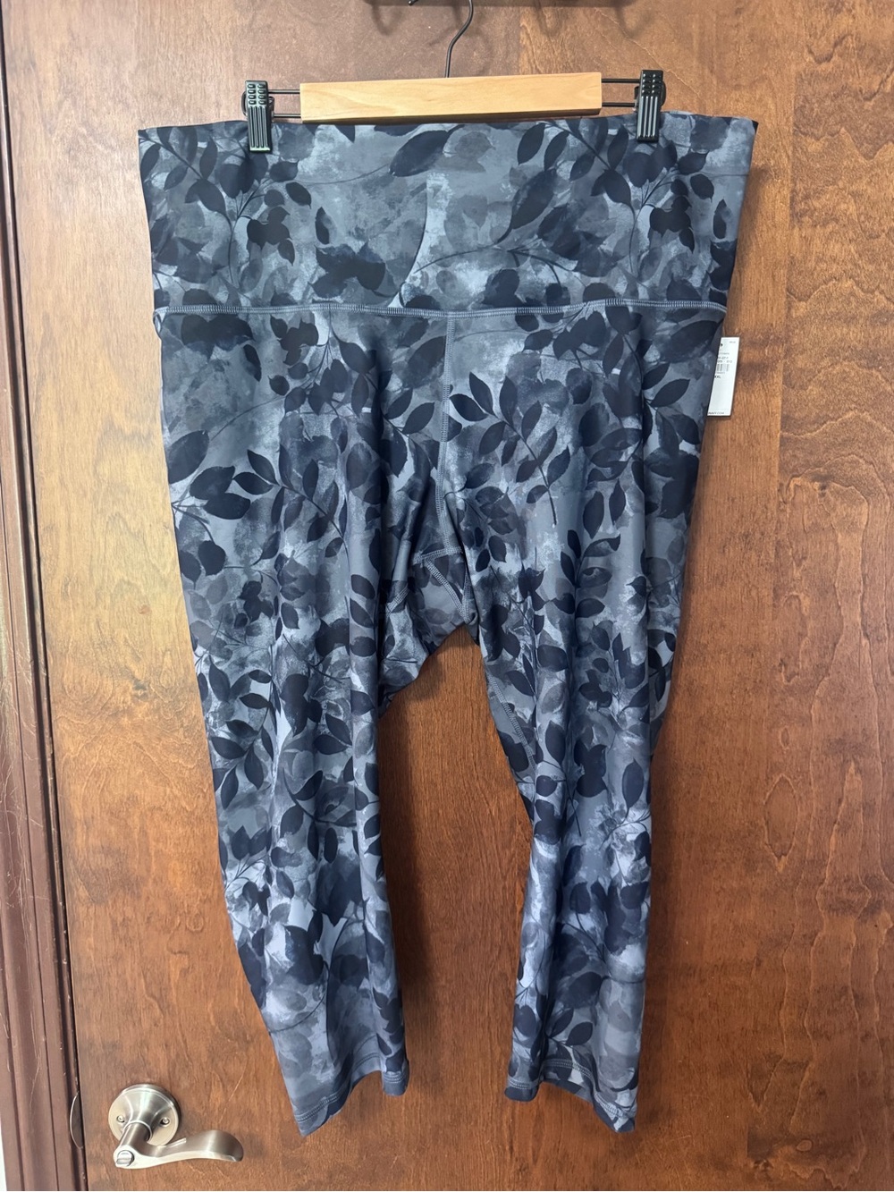 Old Navy Black and Gray Leaf-Print cropped Leggings